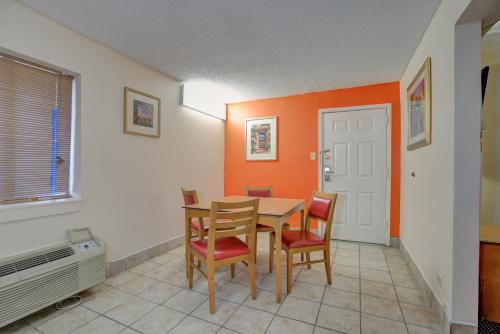 Americas Best Value Inn Laredo - image 6