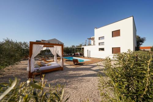 Villa Suncica with Heated Pool, Jacuzzi and Bikes near Zadar, Sukošan