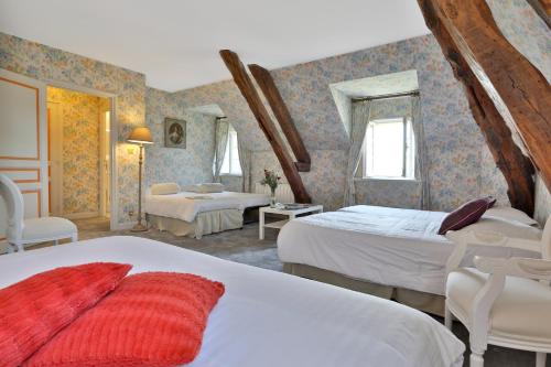 1 queen bed, 4 twin beds