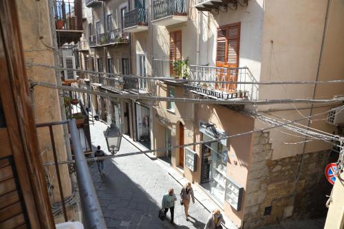 Studio with Balcony image 5