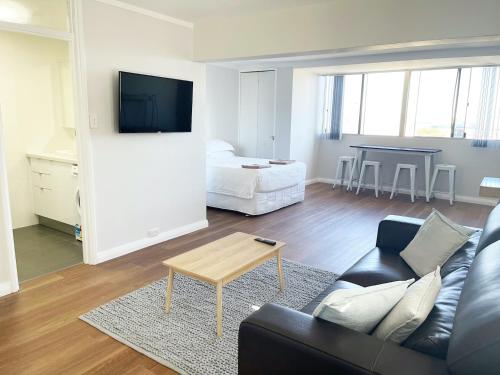 Studio 101 - First floor Fremantle studio apartment