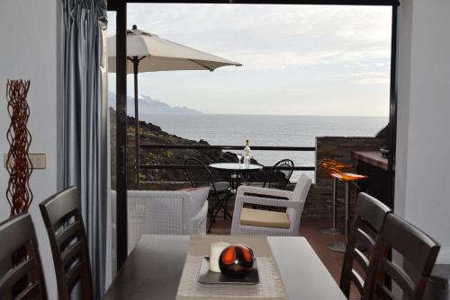  NORTH CLIFF APARTMENT The Ocean Beneath your Feet in Gáldar