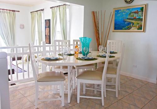 This is a beachfront 3 bedroom, 3 bathroom villa, family-friendly activities