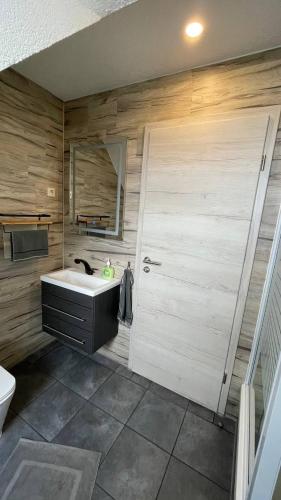ViLLA LiNDENECK SUPERIOR 15.9km von Joachimiallee entfernt