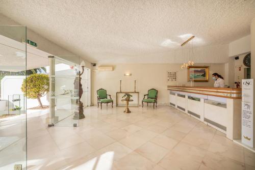 Carvoeiro Hotel - image 3
