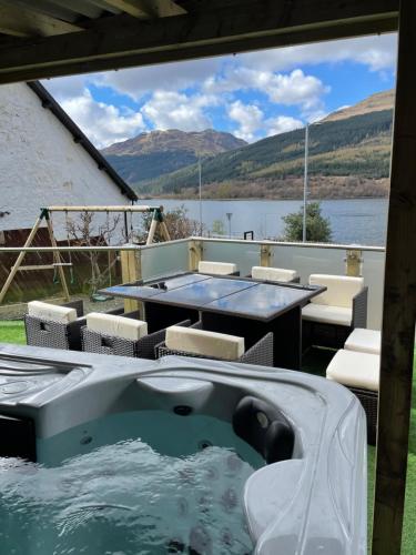 Amazing Alps and Loch views - HOT TUB and pet friendly in 阿羅查