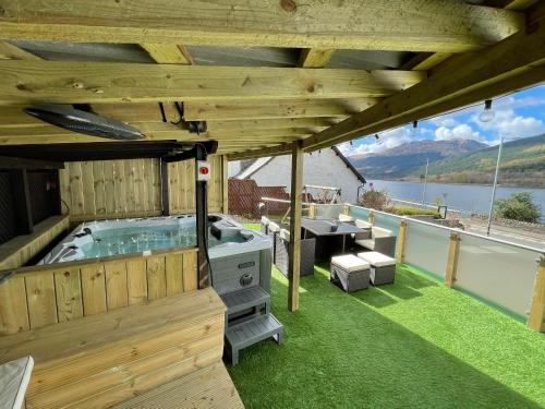 Amazing Alps and Loch views - HOT TUB and pet friendly in 阿羅查