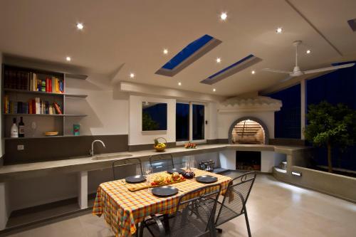 Luxury apt with roofed patio near beach & center - image 4
