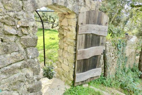 Jolie maison en pierre + jardin et vue magnifique gîte à louer Fox-Amphoux