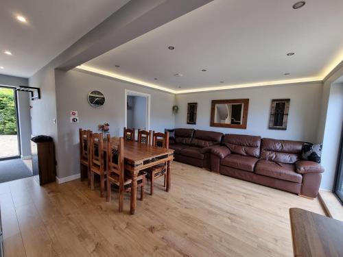 Crown Meadow - 4 Bedroom House - Heathrow - ExcellentStays - Colnbrook