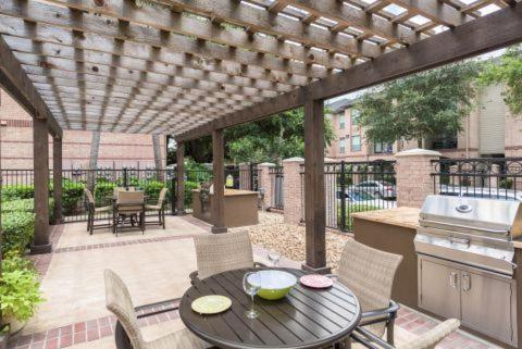 Bright & Modern Galleria Suite! 5 Star Location, Self Check In & Free Parking