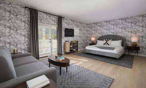 1 queen bed, 1 sofa bed