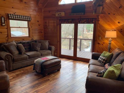 Lickskillet Lodge on Fightingtown Creek; HOT TUB in Blue Ridge, USA