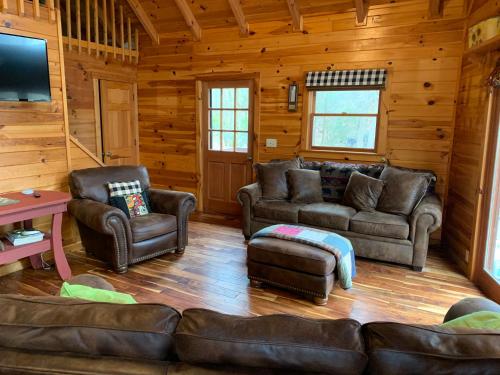 Lickskillet Lodge on Fightingtown Creek; HOT TUB in Blue Ridge, USA