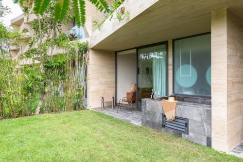 Avant-Gard 2 Units in one with astonishing pool and gym in private complex