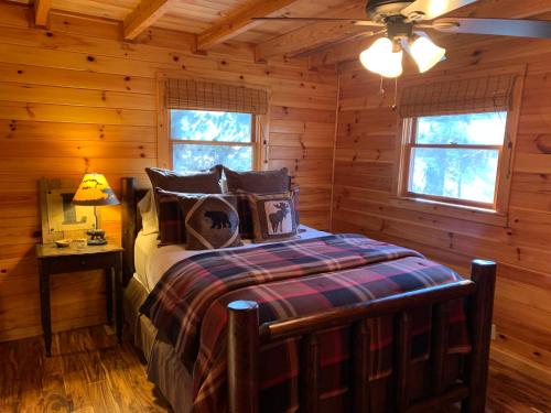 Lickskillet Lodge on Fightingtown Creek; HOT TUB in Blue Ridge, USA