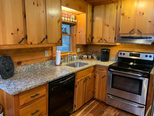 Lickskillet Lodge on Fightingtown Creek; HOT TUB in Blue Ridge, USA