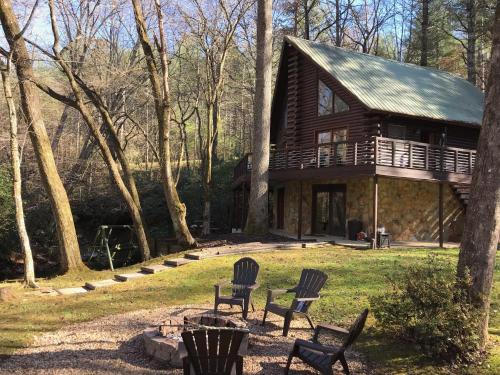 Lickskillet Lodge on Fightingtown Creek; HOT TUB in Blue Ridge, USA