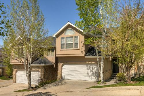 Cottonwood Shadows in Salt Lake near 4 Cottonwoods Resorts - main image