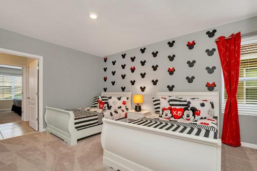 LAKE VIEW, Lavish Home with Big Pool Area, Themed Rooms and Game Room! #7ST556 in Davenport, USA