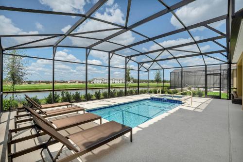 LAKE VIEW, Lavish Home with Big Pool Area, Themed Rooms and Game Room! #7ST556 in Davenport, USA