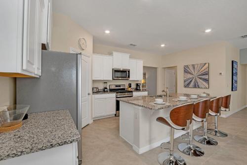 LAKE VIEW, Lavish Home with Big Pool Area, Themed Rooms and Game Room! #7ST556 in Davenport, USA