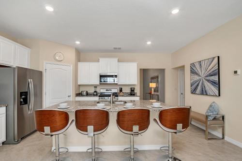 LAKE VIEW, Lavish Home with Big Pool Area, Themed Rooms and Game Room! #7ST556 in Davenport, USA