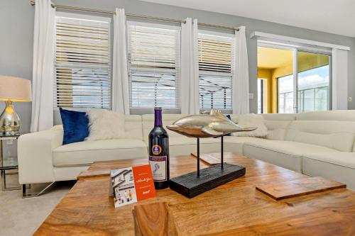 LAKE VIEW Lavish Home with Big Pool Area Themed Rooms and Game Room! #7ST556 - image 4