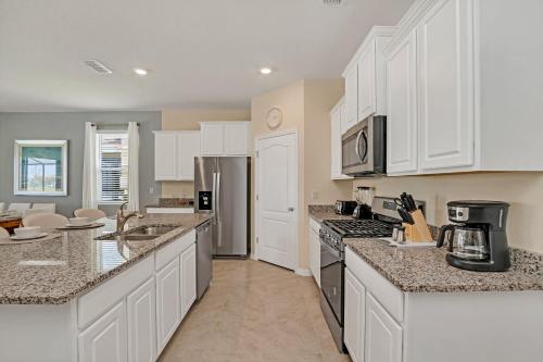 LAKE VIEW, Lavish Home with Big Pool Area, Themed Rooms and Game Room! #7ST556 in Davenport, USA