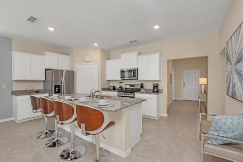 LAKE VIEW, Lavish Home with Big Pool Area, Themed Rooms and Game Room! #7ST556 in Davenport, USA