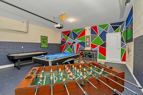 LAKE VIEW, Lavish Home with Big Pool Area, Themed Rooms and Game Room! #7ST556 in Davenport, USA