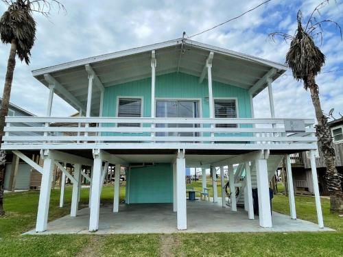 . Fun in the Sun! Cozy Beach Pad, Gulf Views and Easy Access to the Sand!