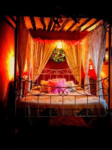  Room in Lodge - Romantic getaway to Cuenca at La Quinta de Malu, Pension in Valeria bei Honrubia