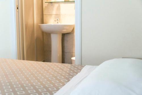 Economy Double Room image 2