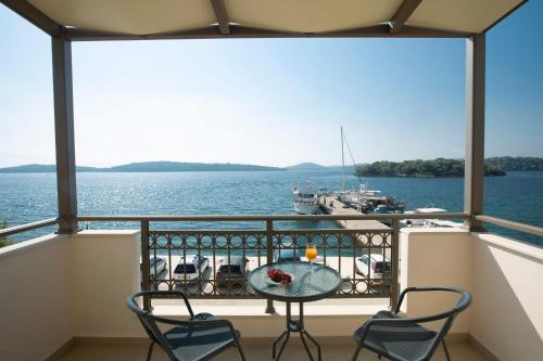 Enalion top floor apartment with viewboat dock & close to Nidri!