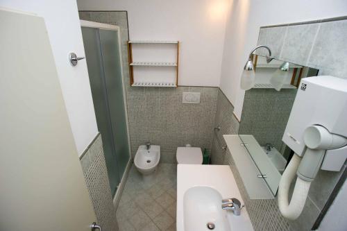 One-Bedroom Apartment image 7