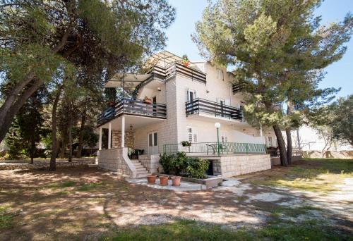  Apartments Pinija in Supetar