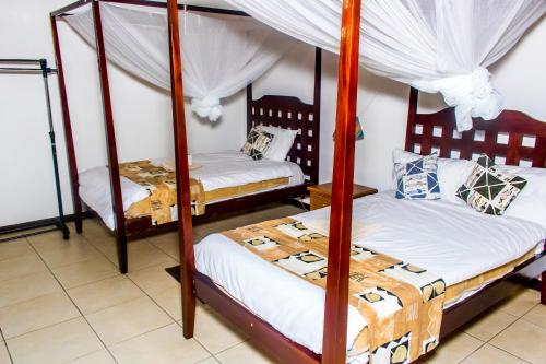 Twin Room image 7