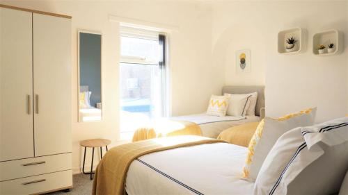Air Host and Stay - Stockbridge House - Sleeps 7 minutes from Anfield stadium