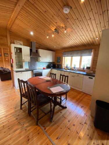 Owlet Lodge at Owlet Hideaway - with Hot Tub, Near York