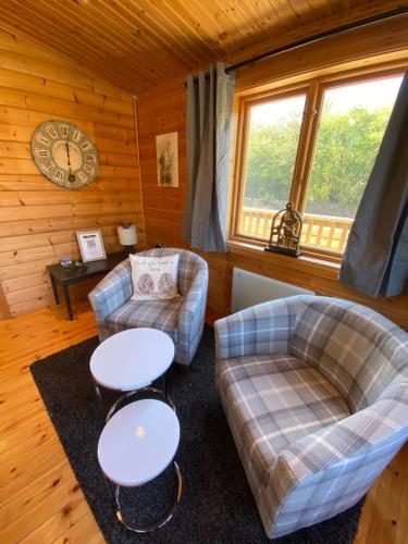 Owlet Lodge at Owlet Hideaway - with Hot Tub, Near York