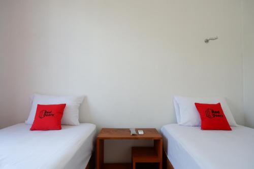 RedDoorz Plus near UMS Solo Room Type - Twin Room