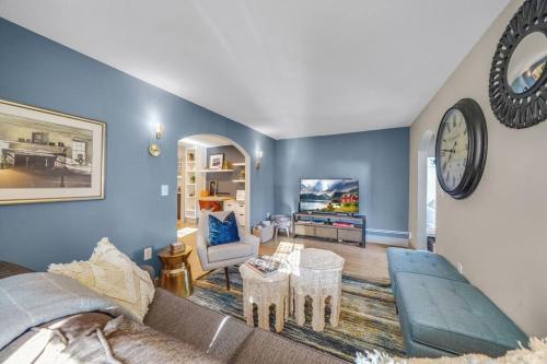 Luxury Apartment in Historic Carriage House - image 2