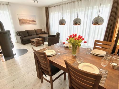 Deluxe One-Bedroom Apartment image 6