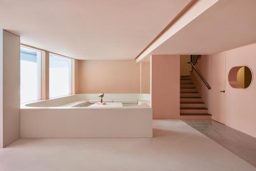 KINN Capsule - HER Space, Female Only, Singapur