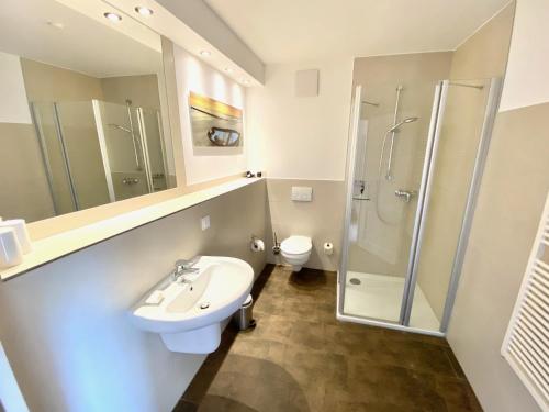 Comfort One-Bedroom Apartment image 6