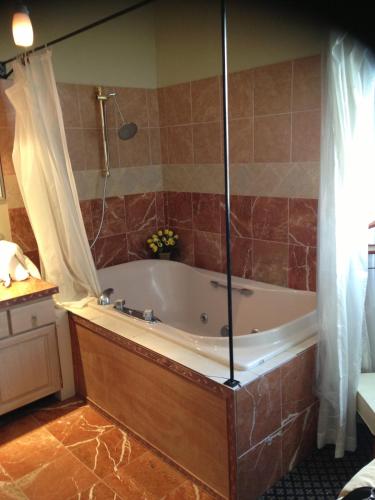 Queen Suite with Spa Bath