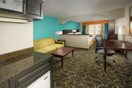 Holiday Inn Express Hotel and Suites DFW-Grapevine, an IHG Hotel - image 13