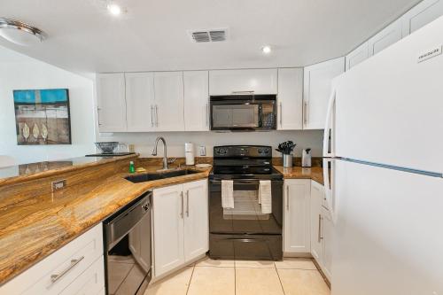 Listen to the waves break! Beachfront condo shared pools in beautiful resort - image 5