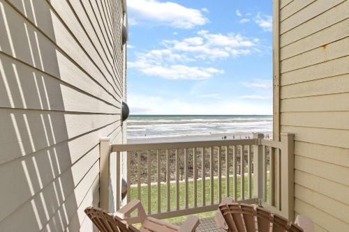 Listen to the waves break! Beachfront condo, shared pools in beautiful resort